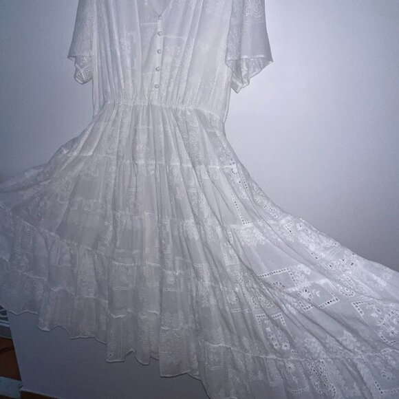 Forever New Curve White Zadie Flutter Sleeve Midi Dress in Size 18 - Picture 15 of 17